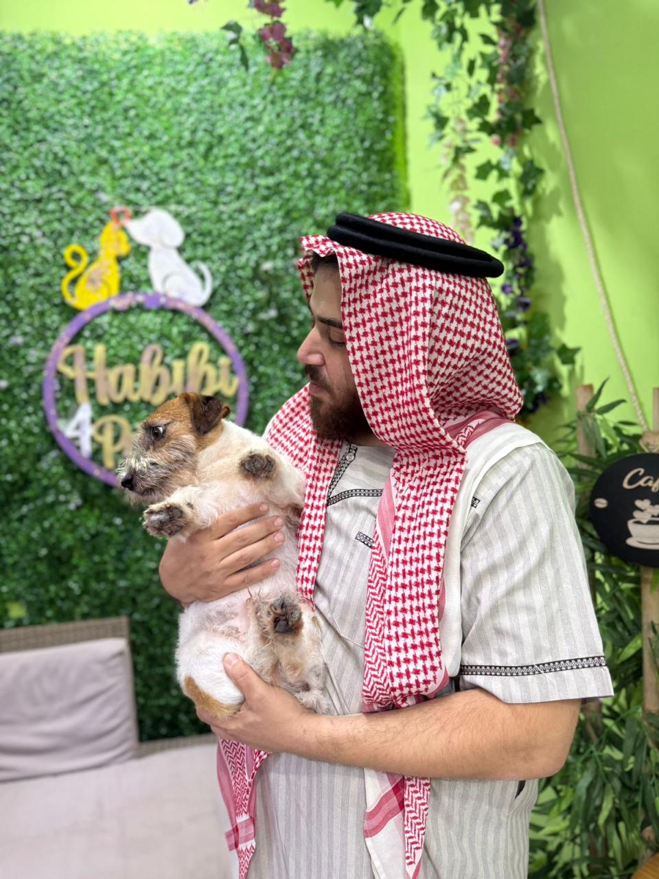Veterinário da Habibi 4 Patas segurando um cachorro durante atendimento